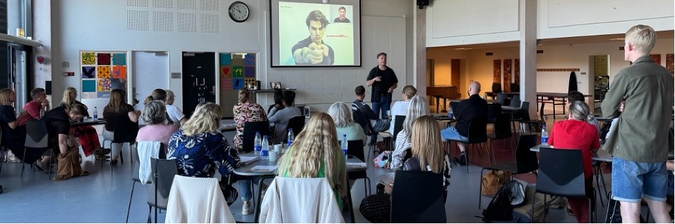 Niels Braüner fra Magt & Omsorg underviser